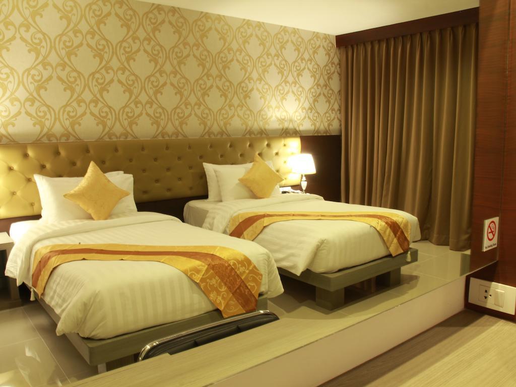 Hemingways Silk Hotel Patong Екстер'єр фото