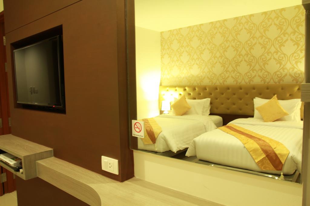 Hemingways Silk Hotel Patong Екстер'єр фото