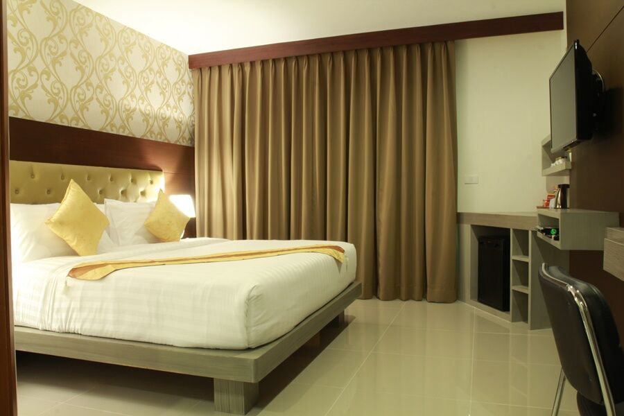 Hemingways Silk Hotel Patong Екстер'єр фото